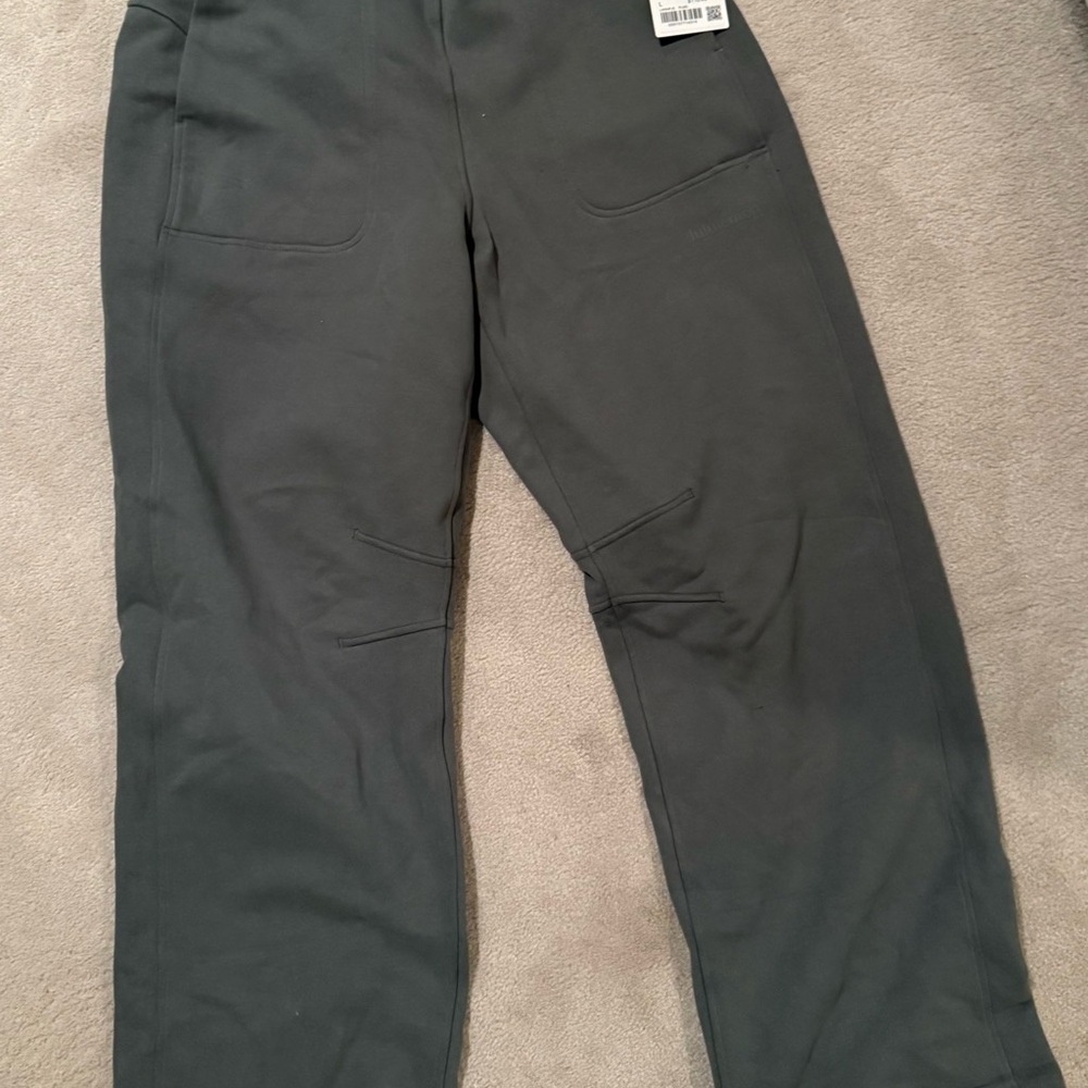 NWT- lululemon womens loungeful classic-fit HR SWEATPANTS- olive/grey color